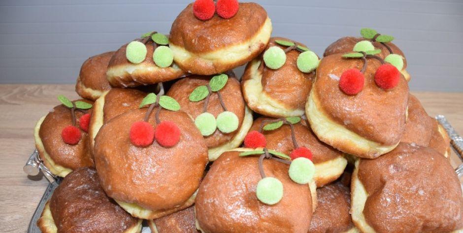 Pączki dla interesantów. fot. UG w Wiśniewie - fot. .