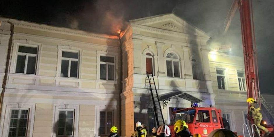 Płonie Pałac Antoniego Karola Stlugińskiego w Dębem Małym w gminie Latowicz. Pożar wybuchł ok. godz. 19.40 - fot. PSP Mińsk Maz. - fot. s