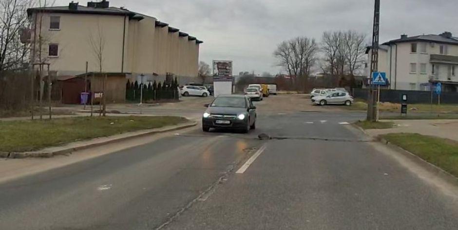 Wystające kawałki asfaltu mogą być niebezpieczne dla kierujących...  - fot. Czytelnik