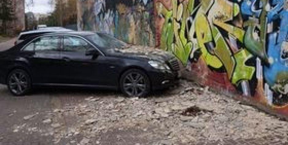 Tynk z elewacji spadł na maskę zaparkowanego samochodu. Fot. Czytelnik - fot. Czytelnik