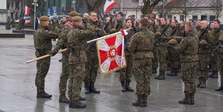 Żołnierze 5 MBOT składają przysięgę.  fot. sej