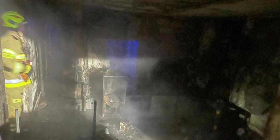 Pożarem objęte było całe pomieszczenie budynku gospodarczego klasztoru karmelitanek w Woli Gułowskiej. Fot. KP PSP w Łukowie - fot. KP PSP w Łukowie