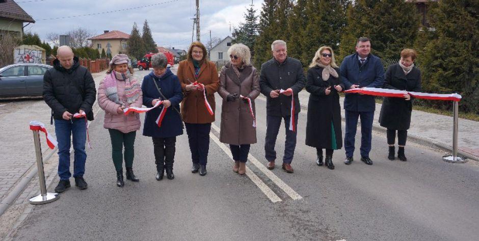 Przecięcie wstęgi symbolizujące otwarcie drogi Karczewiec-Krypy.  fot. sej