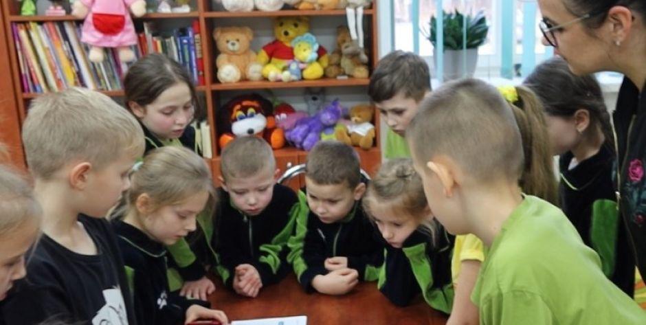 Uczniowie ze szkoły w Śmiarach podczas realizacji programu - fot. f