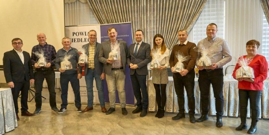 Najlepsi hodowcy bydła mlecznego w powiecie siedleckim. Fot. Starostwo Powiatowe w Siedlcach - fot. s