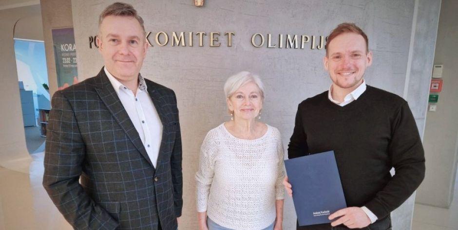 Od lewej: wicedyrektor Muzeum Regionalnego w Siedlcach Krzysztof Chaberski, reprezentująca PKOL Hanna Starzyńska i menadżer MKP Pogoń Siedlce Grzegorz Koprukowiak. - fot. gf