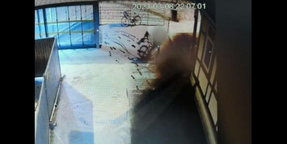 Znęcał się nad psem. Wszystko nagrała kamera - zrzut z ekranu - film. Policja Garwolin - fot. e