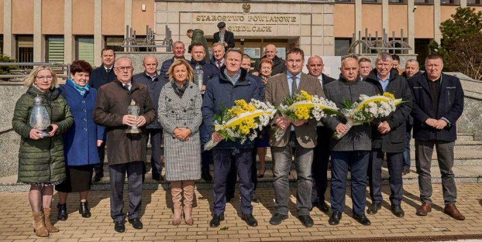 Radni Powiatu Siedleckiego złożyli hołd Janowi Pawłowi II. Fot. Starostwo Powiatowe w Siedlcach - fot. Starostwo Powiatowe w Siedlcach