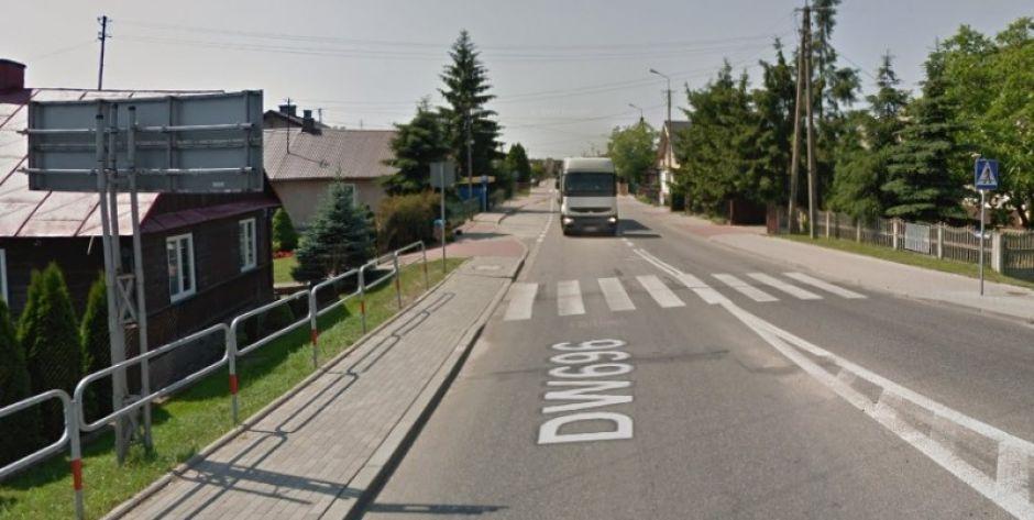 Prawie kilometrowy odcinek drogi wojewódzkiej 696 w Chodowie zostanie przebudowany. Fot. google maps - fot. google maps