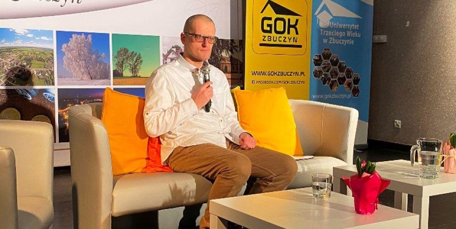 Poeta Sebastian Arkadiusz Baran zaprezentował swoją twórczość w Zbuczynie. Fot. GOK. Zbuczyn   - fot. GOK Zbuczyn