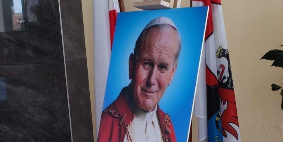 Portret papieża św. Jana Pawła II na sali obrad rady powiatu węgrowskiego.  - fot. .