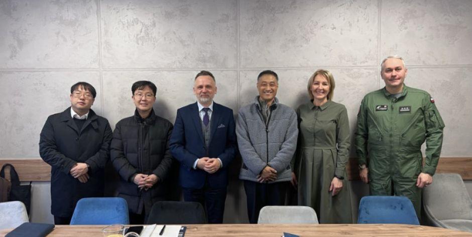 Delegacja z Korea Aerospace Industries, LTD  na czele z wiceprezesem wydziału zarządzania programami zagranicznymi Parkiem Jonginem z wizytą w Mińsku Mazowieckim. - fot. arch