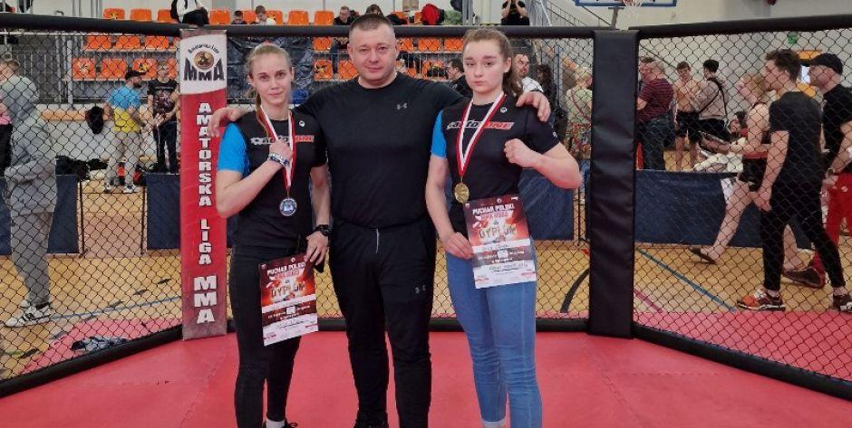 Zawodniczki MMA z Podciernia i ich trener Piotr Bareja - fot. sd