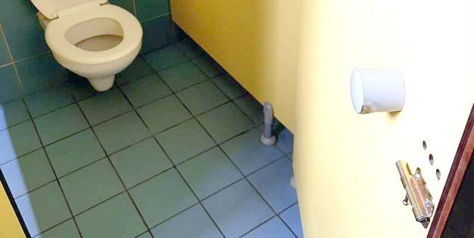 Zasuwki, o które przez kilka miesięcy nie mogli doprosić się rodzice uczniów, zostały zamontowane w drzwiach 30 minut po interwencji dziennikarki „TS”.  fot. dyrektor Wiktor Boruta - fot. gf