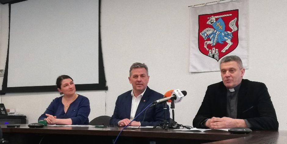 Porozumienia w sprawie organizacji wydarzeń kulturalnych w parku Aleksandria podpisali (od lewej): Małgorzata Trzaskalik-Wyrwa, prezydent Andrzej Sitnik oraz ks. Robert Mirończuk. Fot. EZ 