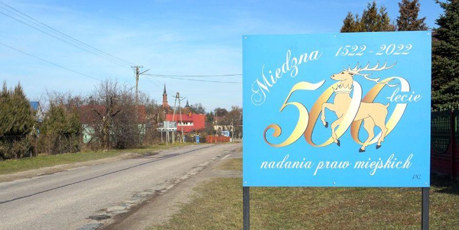 Tablica informująca, że Miedzna kiedyś była miastem.