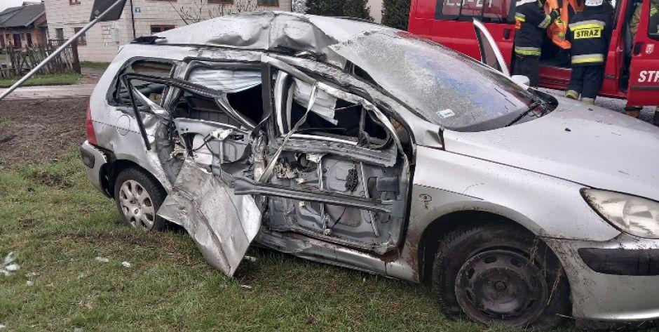 Mężczyzna uderzył w słup i ściął znak drogowy. Był pijany i nie miał uprawnień. Fot. OSP Maciejowice - fot. OSP Maciejowice
