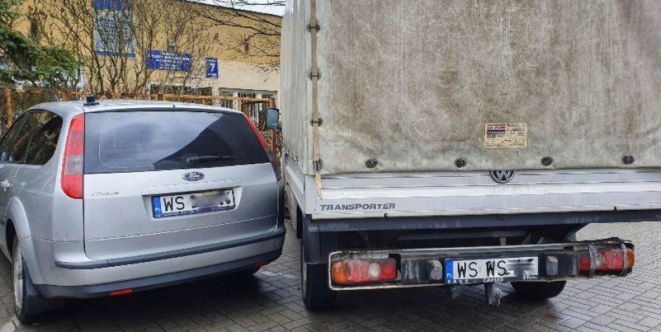 Mistrz parkowania na ul. Mazurskiej w Siedlcach. - fot. Czytelnik