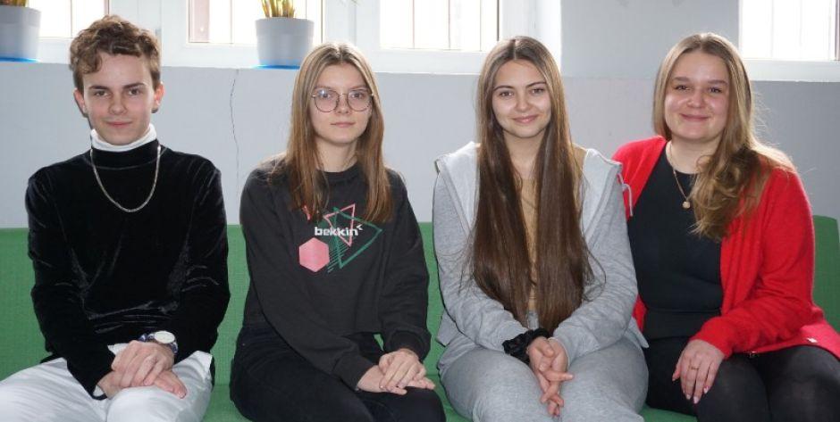 Uczniowie LO (od lewej): Bartosz Tchórzewski, Aleksandra Kalisz, Wiktoria Rowicka i Julia Osmólska. Fot. Sej