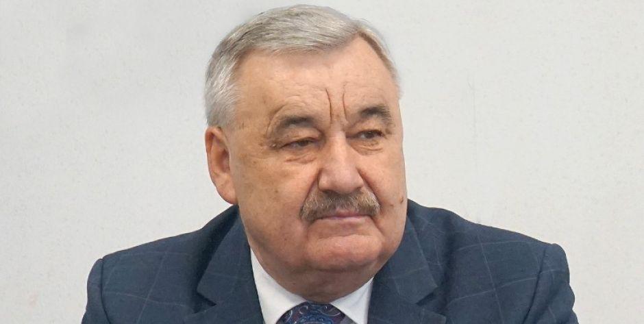 Kazimierz Paryła próbował  przekonywać radnych, żeby  zgodzili się na obligacje. Fot. Sirris