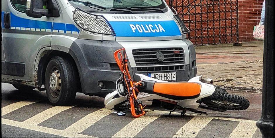 Motocyklista uderzył w radiowóz. Fot. Aga Król