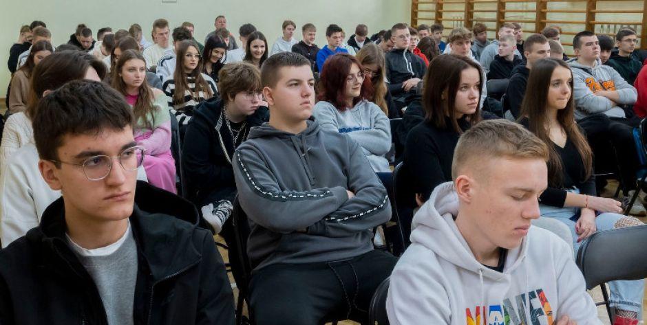 Jakie zagrożenia występują w cyberprzestrzeni i jak im przeciwdziałać? - fot. s