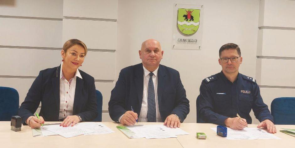 Gmina Siedlce zadba o młodzież - podpisano umowy - fot. s