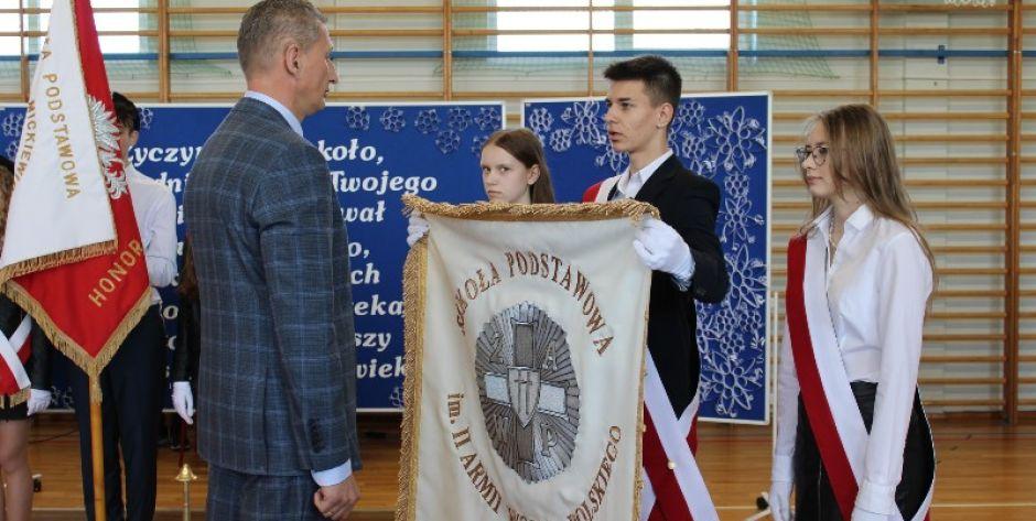 Szkoła w Białkach ma nowy sztandar. (Fot. gmina Siedlce) - fot. gmina Siedlce