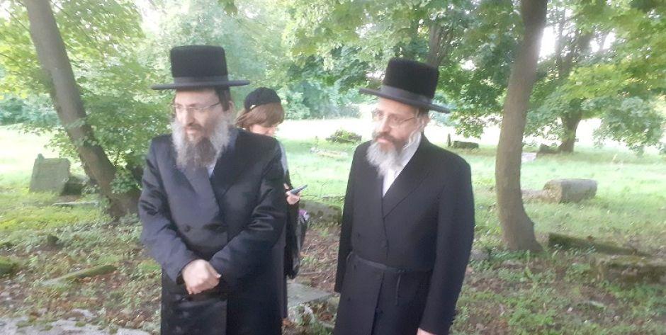 Rabin Joseph Weisblum, rabin siedlecki (z lewej) i jego brat, rabin żelechowski, szukają ohelu rabina cadyka Gerszona Roitblata na cmentarzu żydowskim w Siedlcach.