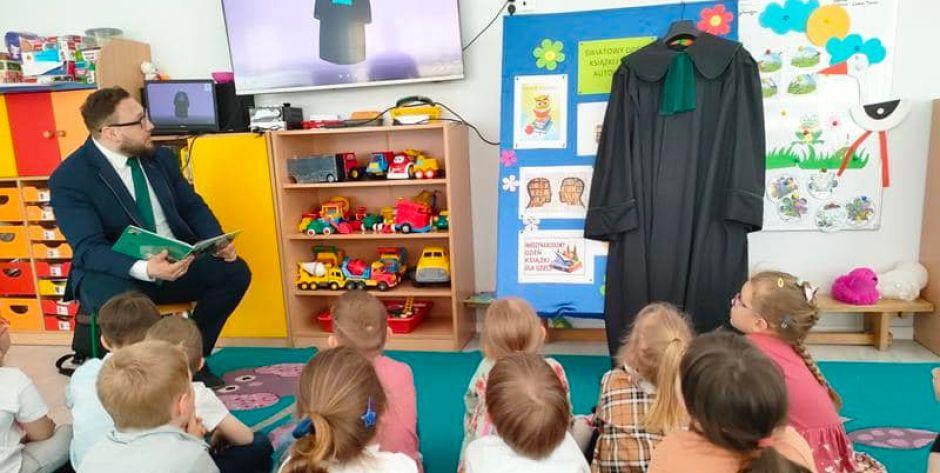 Adwokat Adrian Chróściel w Miejskim Przedszkolu nr 15 w Siedlcach - fot. MP 15 w Siedlcach i Izba Adwokacka w Siedlcach 