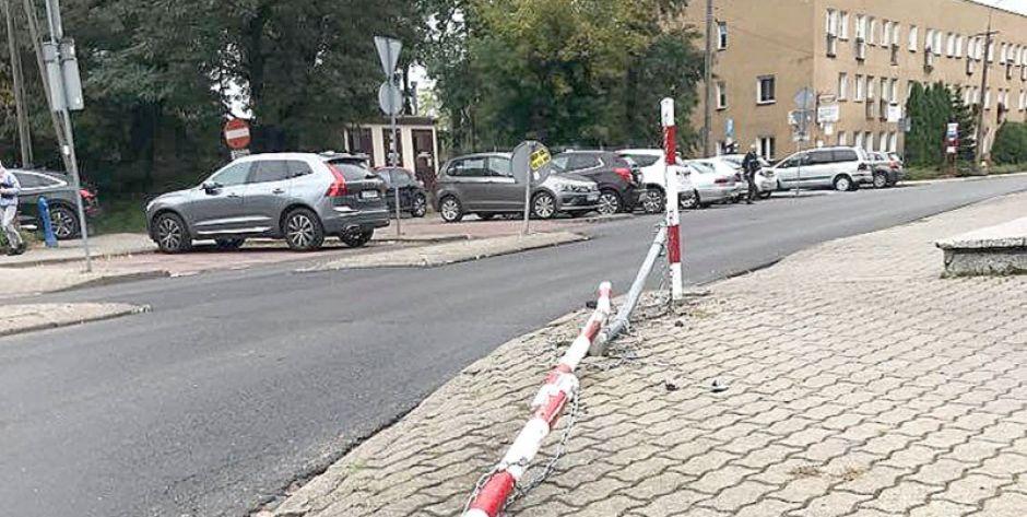 Połamane słupki w Mińsku Mazowieckim spowodowane brawurową jazdą. - fot. arch