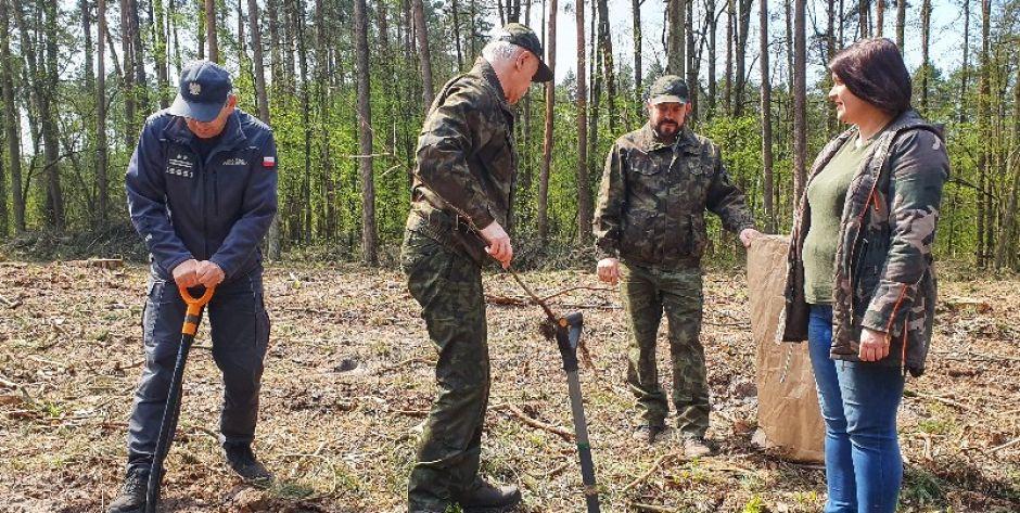 Więźniowie posadzili dęby - fot. Aga Król