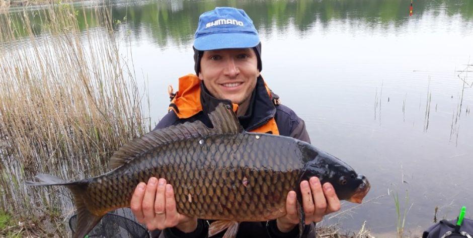 Piotr z karpiem 5,45 kg Fot. ZJ