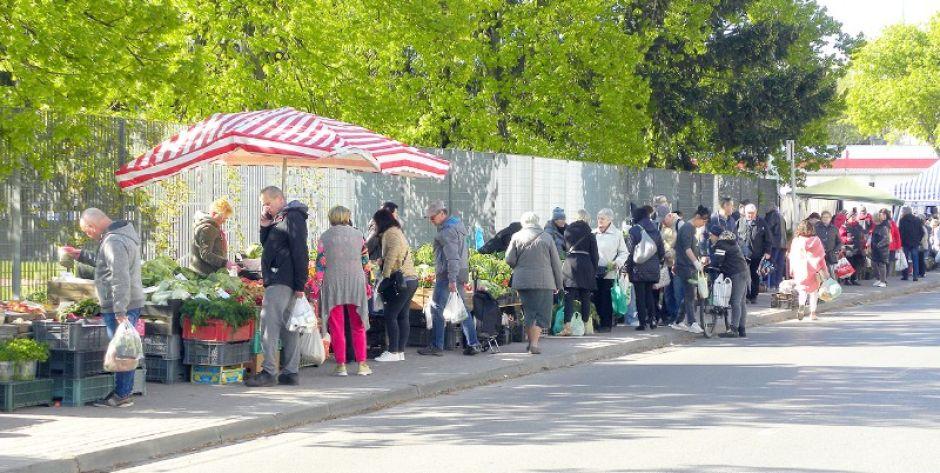Co najmniej do końca czerwca handel odbywa się  tylko na chodniku przy rynku. Fot. BSz
