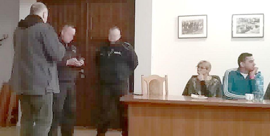 Policja w urzędzie w Łaskarzewie. Printscreen z UM Łaskarzew - fot. sd