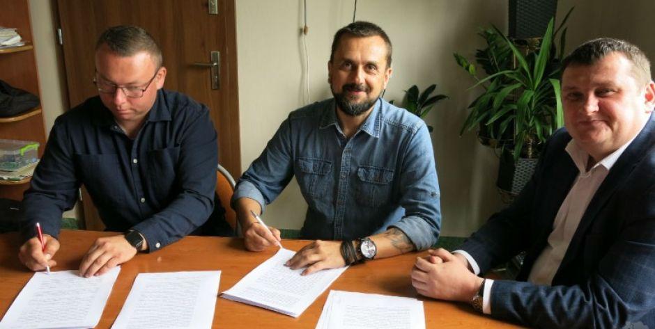 Podpisanie umowy z wykonawcą, fot. arch. Starostwo Powiatowe w Łosicach - fot. arch.