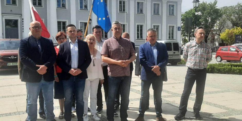 Członkowie KO oferują darmową podwózkę na antyrządowy marsz w Warszawie