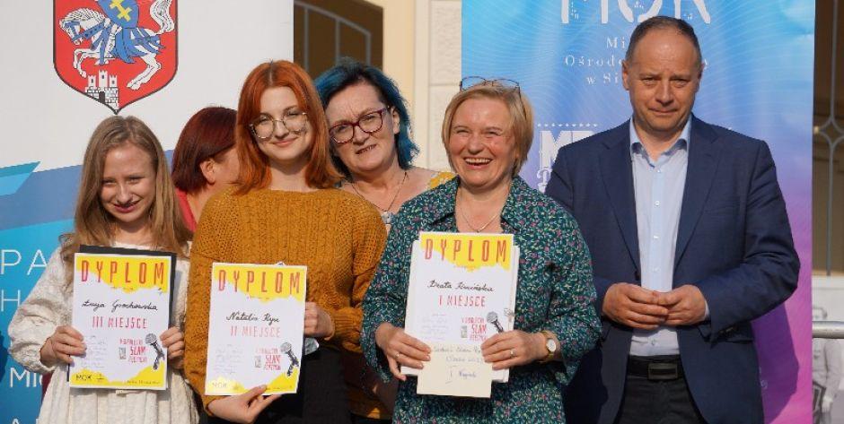 Laureatki V Siedleckiego Slamu Poetyckiego z dyplomami. fot. sej