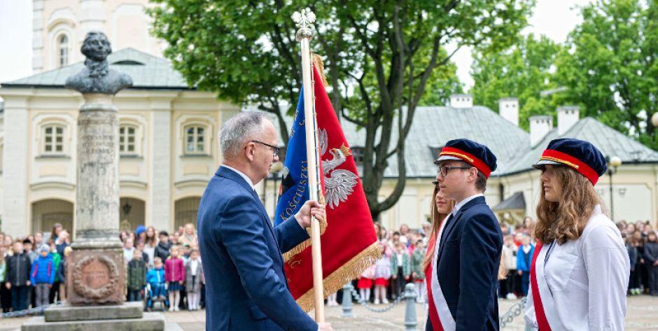 Szkoła Podstawowa nr 3 z Oddzoałami Integracyjnymi w Siedlcach ma nowy sztandar - fot. Aga Król