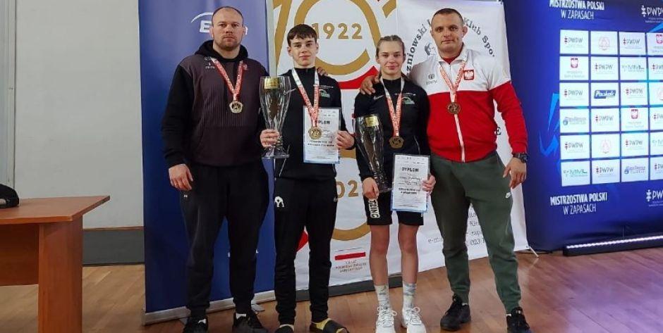 Wojciech Bareja i Helena Stelmaszczyk ze swoimi trenerami - Krystianem Misztalem i Sebastianem Pawlakiem fot. media klubowe - fot. sd