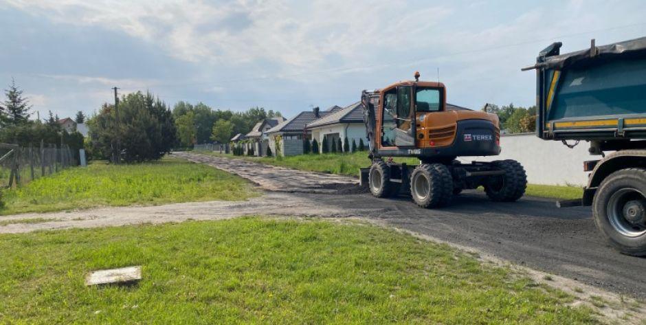 Mieszkańcy kilku siedleckich ulic mogli się cieszyć utwardzoną nawierzchnią zaledwie kilka tygodni. Ponad miesiąc temu na drogi wywieziono żużel, a w ubiegłym tygodniu koparki go zgarnęły. - fot. gh