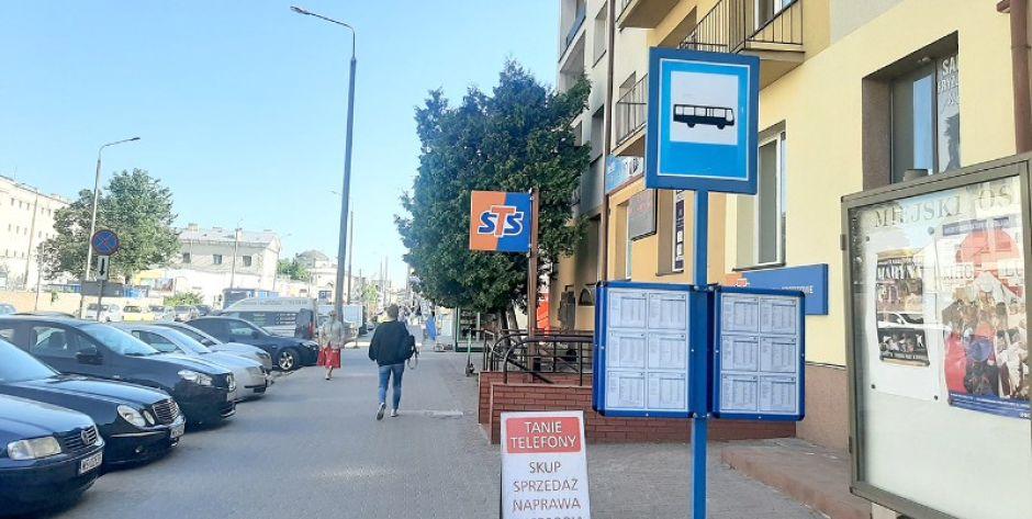 Mieszkańcy bloku przy ulicy Armii Krajowej 13 w Siedlcach nie chcą przystanku autobusowego przy ich oknach. Fot. JJ