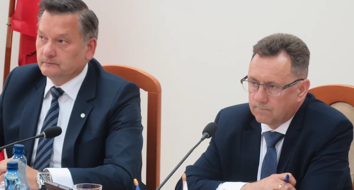 Od lewej wicestarosta Zbigniew Czerkas i starosta Adam Góral