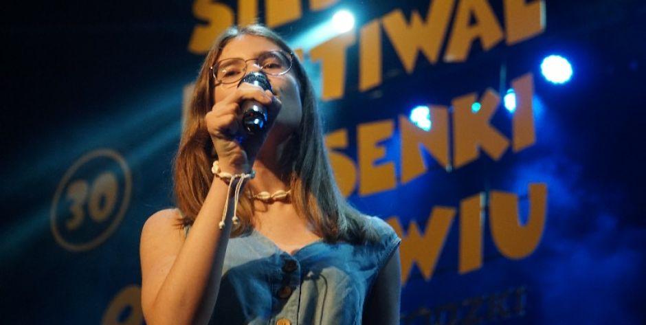Jedna z finalistek wojewódzkiego etapu Festiwalu Piosenki o Zdrowiu. For. EZ