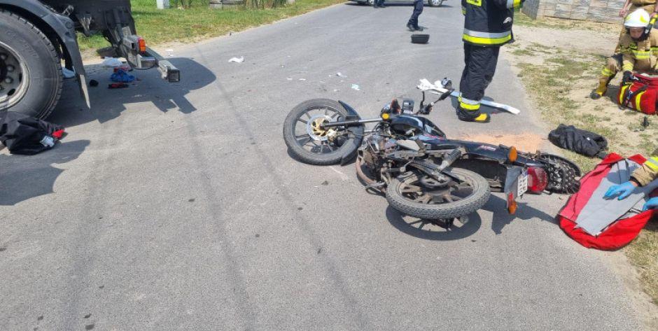 Motocyklista został zabrany przez Lotnicze Pogotowie Ratunkowe. Fot. KP PSP w Łukowie - fot. KP PSP w Łukowie