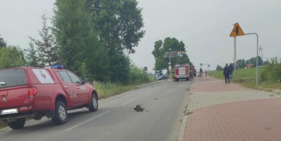 W zderzeniu skutera z samochodem osobowym w gminie Liw jedna osoba została poszkodowana. Fot. Ratownictwo Powiatu Węgrowskiego  - fot. Fot. Ratownictwo Powiatu Węgrowskiego 