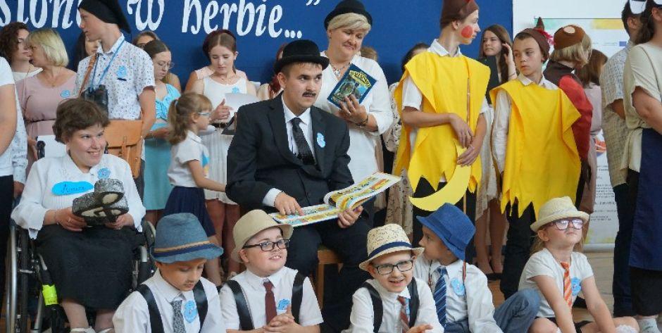 Kornel Makuszyński (w kapeluszu) w otoczeniu dzieci.  fot. sej