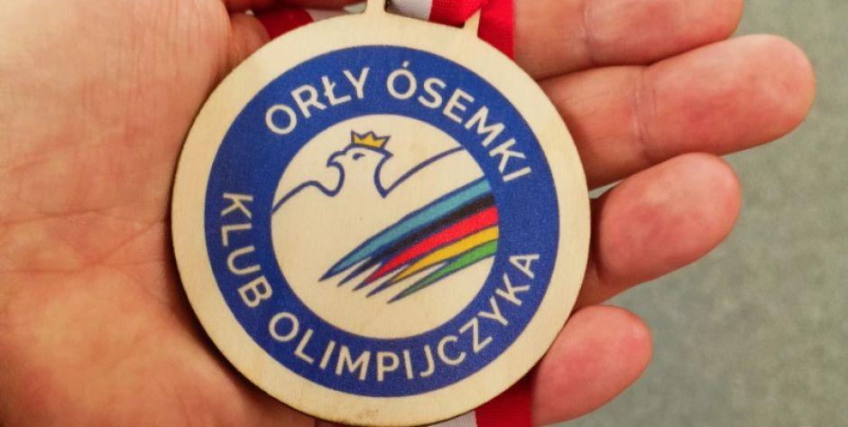 Pamiątkowy medal dla redakcji Tygodnika Siedleckiego w podziękowaniu za wsparcie projektu 