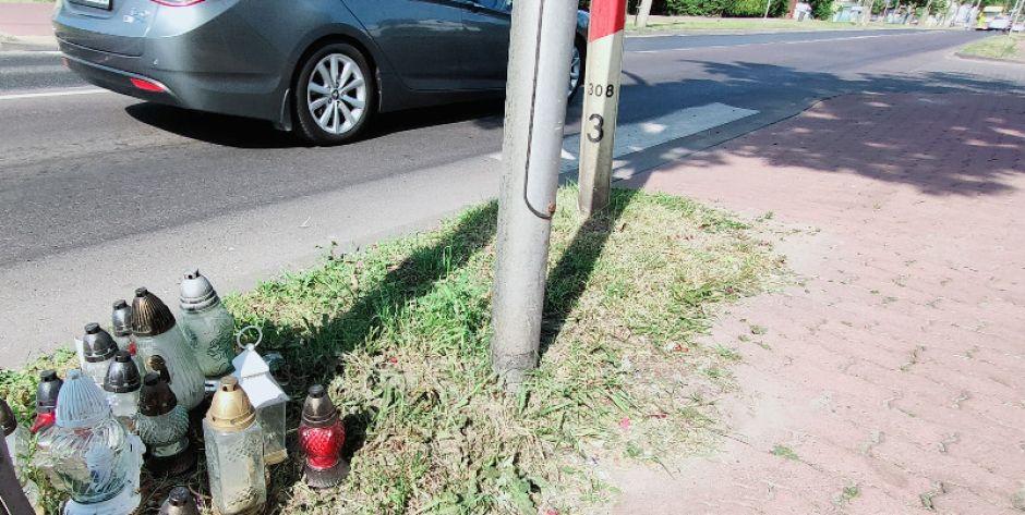 Znicze na pzejściu dla pieszych w pobliżu skrzyżowania ul. Wolności i ul. 8 Sierpnia w Sokołowie Podlaskim 