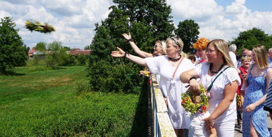 Wyszków: Panie rzucają do Liwca swoje wianki.  fot. sej